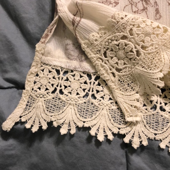 NWOT - Hem & Thread Top. Crochet along bottom - Picture 3 of 8